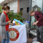Die ersten Spenden landen im Einkaufswagen bei der Kauf1mehr-Aktion in Frankfurt